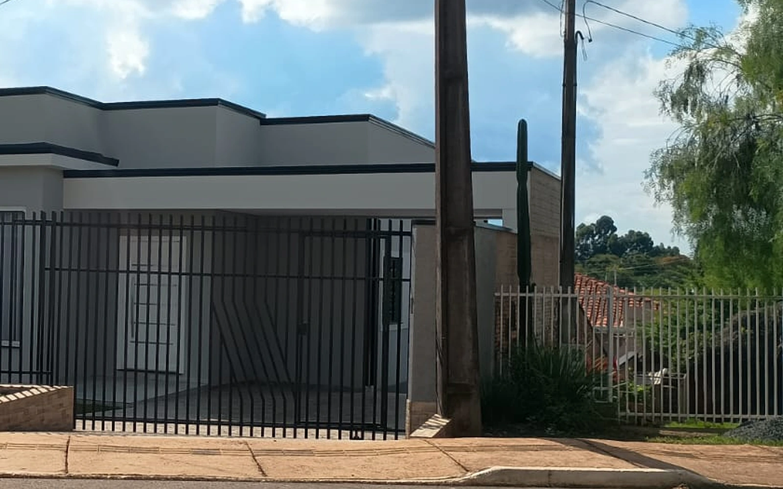 Portão metálico em projeto residencial