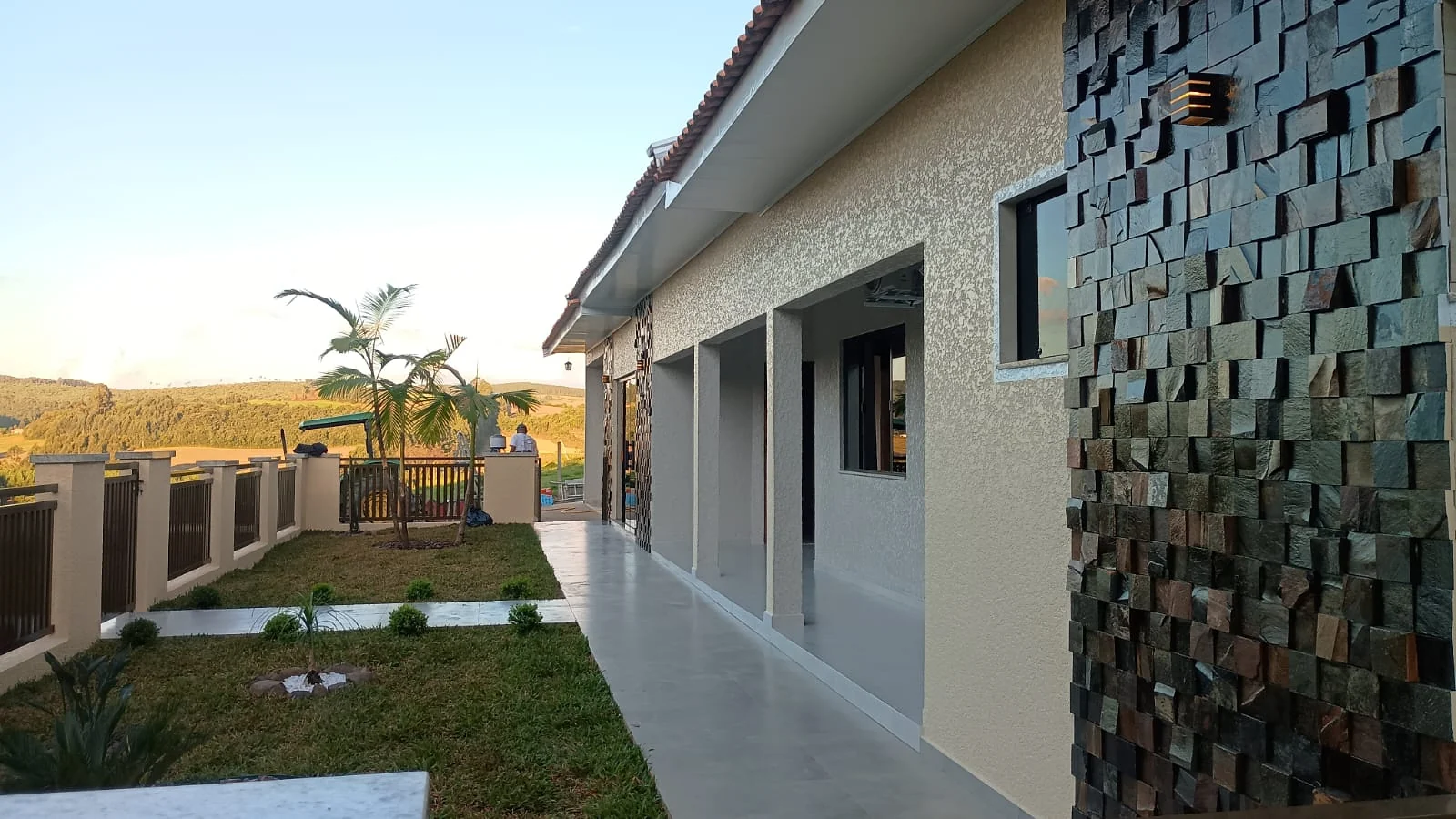 Fachada residencial com revestimento em pedra e acabamento premium